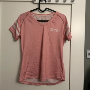 Träningstshirt från Aimn  - Träningstshirt från Aimn i strl. XS, fint skick.