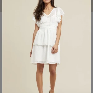 Sommarklänning  - Vit klänning perfekt till studenten eller skolavslutningen. Klänningen är aldrig använd. Nypris 1 099kr. 🌸