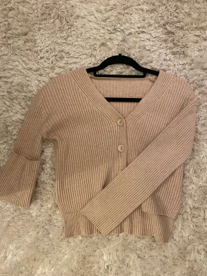 Tröja - Nästa helt ny tröja, använd fåtal gånger! Kan fraktas och kom med Egan pris förslag, vill bli av med allt på min profil! 