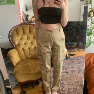 Camouflage cargobyxor - Äkta militärbrallor! Köpta i en butik som säljer överskott från svenska armén  Sitter som en smäck på mig som har midjemått 72 men går även att justera så de blir lite mindre eller större i midjan 