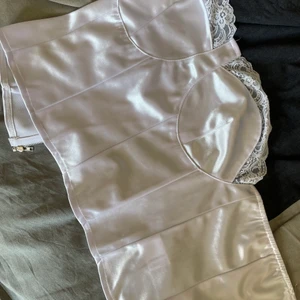 Korsett - En korsetttopp som är för stor för mig runt ryggmått! Passar M och L!💓