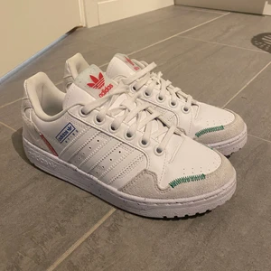 Adidas - Vita adidassneakers i nyskick. Använda endast några timmar. Storlek 38. 