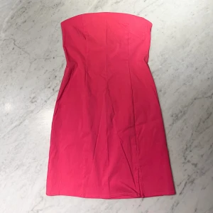Rosa bandeau-klänning från Nelly - Oanvänd rosa bandeau-klänning från Nelly (NLY Trend). Lite stor i storleken och passar nog en S-M.
