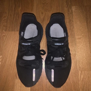 Adidas skor - Säljer mina adidas skor som köptes på Zalando för ungefär 1 år sen. Lite små fläckar men ändå fräscha och väldigt sköna🥰 köparen står för frakten!