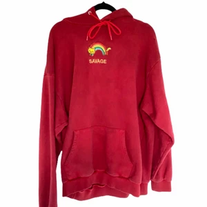 Rainbow Savage - Hoddie - Pimpat en begagnad hoodie med patch. En hoodie som kräver självförtroende och lite glädje.  Storlek herr M, stor i storleken.  Priset går att diskutera.  Liten reva i vänster axel. Meddela mig om du vill ha fler bilder.