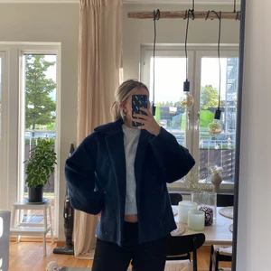 Kort kappa - 💕Kort kappa från Monki inköpt i våras men använder den ej längre! Super trendig just nu 💕