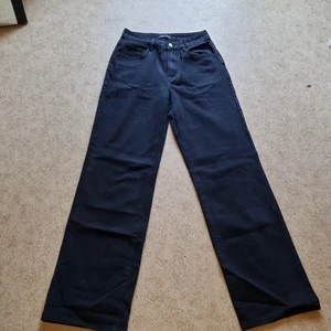 Black wide leg jeans - Parfekt längd och pasar perfekt. Haft det i 3 månader