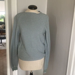 Tröja samsoe samsoe - En jättefin tröja från Samsoe Samsoe som jag använt ett fåtal gånger. Den är som ny. Finns inte i butik längre. Storlek XS