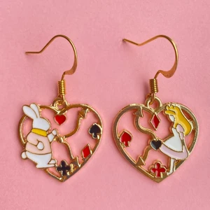 Alice i underlandet örhängen 😍 - Nickelfria krokar och fri frakt 💕