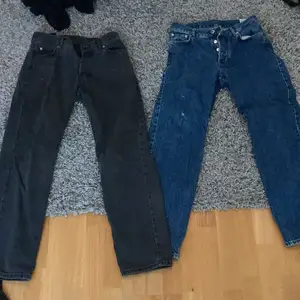 Två par SWEET SKTBS LOOSE jeans storlek w27 båda paren har lite slitage men ändå snygga!