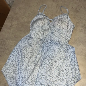 Blå blommig klänning, S - 🧡Normal längd  💙Oanvänd, tvättad 💜Köparen står för frakt 💚Ingen bild pga för liten