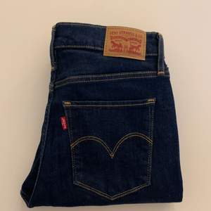 Säljer ett par mörkblå Levi’s Jeans.  Modell: 720  HIGH RISE SUPER SKINNY. Storlek: W27/L28. Skick: Jeansen är i nyskick, använda max 5 gånger. 