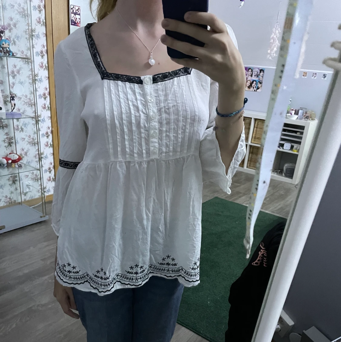 vit blus med svarta detaljer - 90