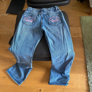 Helt nya jeans - Helt oanvända jeans med lappen kvar. Säljer därför att de var på tok för långa för mig. Midjemått 35cm. De sitter mid/high på mig. Innerben 88cm. 