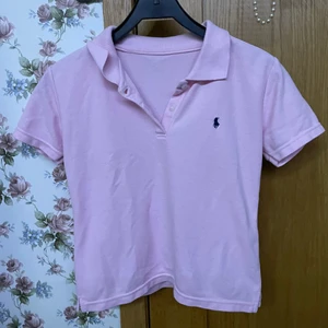 rosa polo tröja  - asså jag vet knte riktigt om denna är äkta eller inte men jag har använt den en gång och den är i bra skick