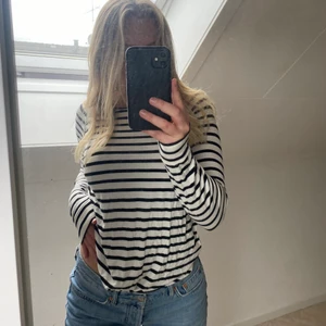 Randig långärmad tröja - randig långärmad tröja i strl L (men sitter fint på mig som brukar ha S)