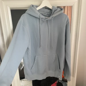 Hoodie pull&bear - huvtröja från pull&bear. Storlek S och lite oversize för mig som är ca 164. Liten blekningsfläck som ni ser på andra bilden därav säljer jag den för billigare pris.