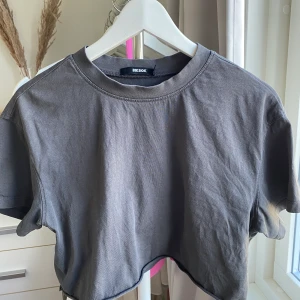 Grå magtröja  - Säljer denna gråa magtröja i ett fint skick, den är köpt på Bikbok💗