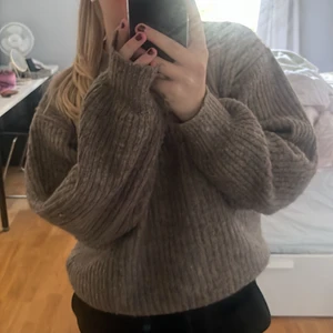 Stickad tröja - En gullig stickad tröja från Hm😊 Tröjan är i en beige brun färg. Storlek xs!