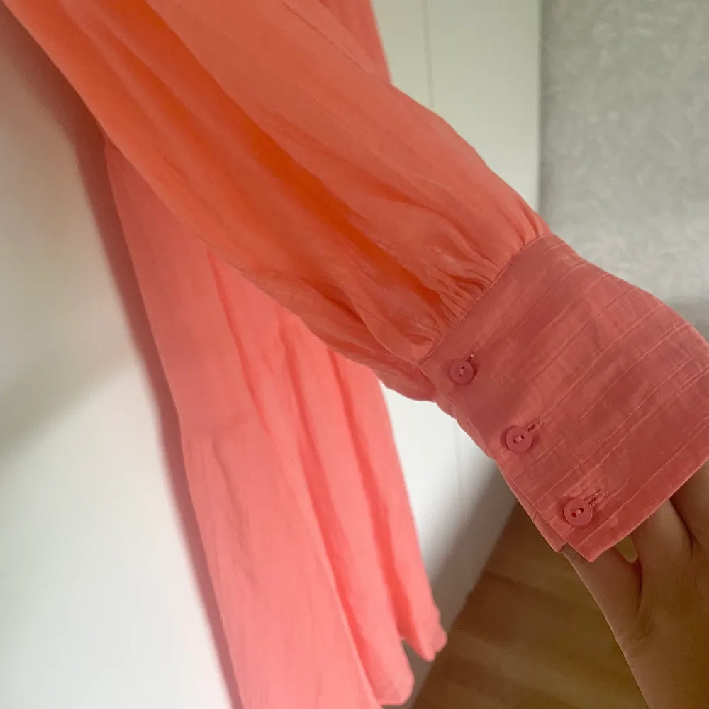 Oootrolig klänning i persikofärg med fina detaljer på armarna som användts vid ett tillfälle. Med andra ord är den som ny 🍑 färgen gör sig inte helt rättvisa på bild! Frakt tillkommer på 80 kr 🫶🏽. Klänningar.