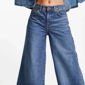Skit snygga jeans - Säljer ett par skit snygga jeans från Asos. Mid waist. Aldrig använda endast testade men hann inte skicka tillbaka de så säljer därför de. Passar M och L. De är vida vid benen och faller jättefint. Skicka ett meddelande om fler bilder om det önskas (: