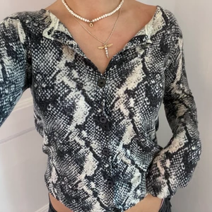 Kashmir Zadig kofta!! - Säljer denna så coola koftan från zadig i 100% Kashmir! Den har coola detaljer på armbågarna som man kan se på andra bilden💕