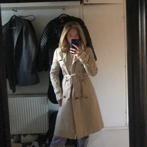 Kappa ifrån mango  - Beige kappa ifrån mango i storlek xs-s, i bra skick förutom att skärpet är sönder i skaftet, säljer för 200kr+frakt 