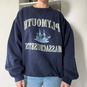 En mörkblå vintage sweatshirt. Storlek L. Med trycket Plymouth Massachusetts. I fint skick!