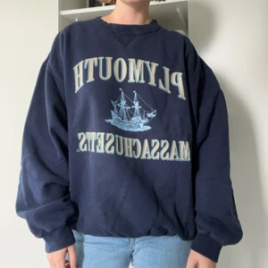 Vintage sweatshirt  - En mörkblå vintage sweatshirt. Storlek L. Med trycket Plymouth Massachusetts. I fint skick!