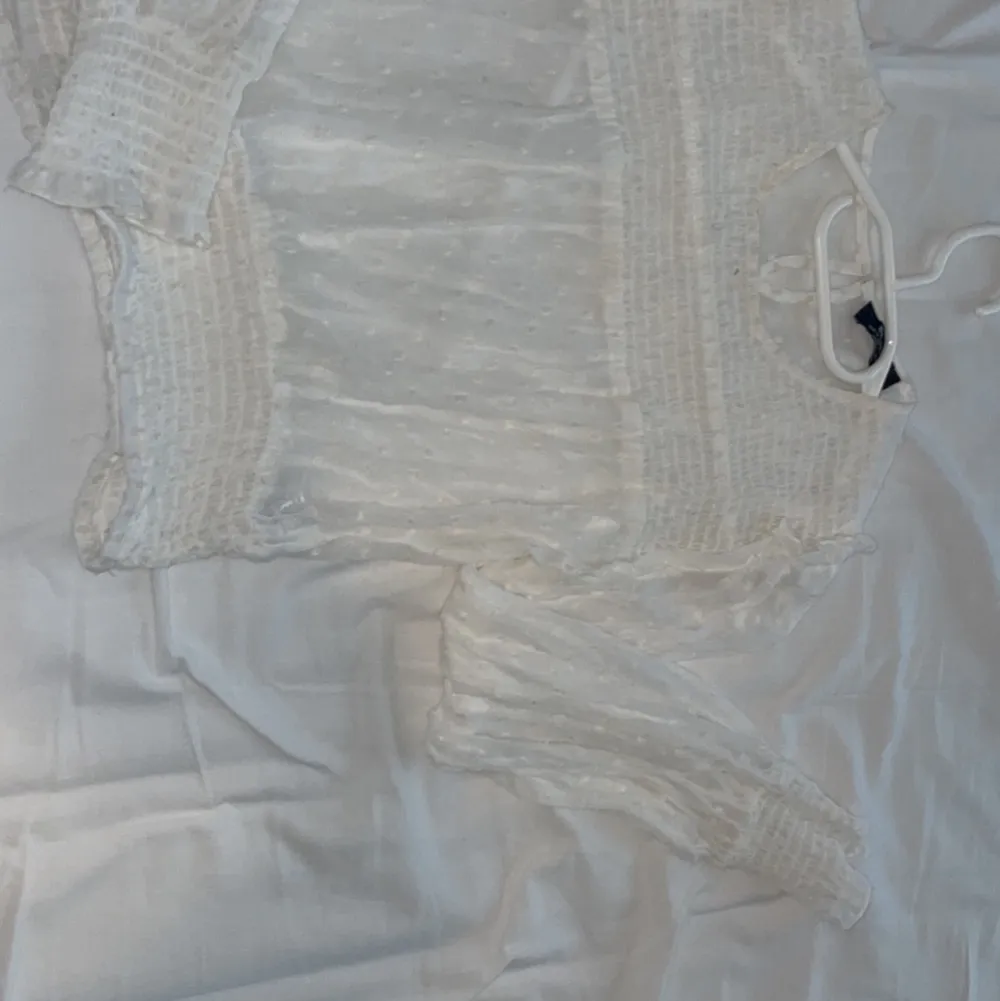 Säljer min vita blus/tröja som är köpt i Spanien från Behrska. Den är i M men är mer åt xs och S hållet. Blusar.