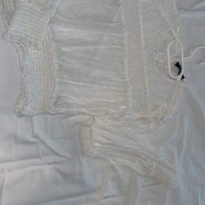 Säljer min vita blus/tröja som är köpt i Spanien från Behrska. Den är i M men är mer åt xs och S hållet