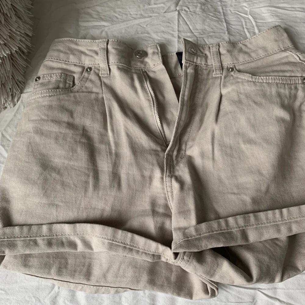 Beiga shorts från h&m i storlek 36,bra skick nästan oanvänd, högmidjade . Shorts.