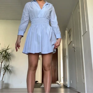 Zara klänning  - Säljer denna zaraklänning jag köpt här på plick men endast använt en gång då den satt för löst i midjan och lite ”hängde”. Är så ledsen för det för den är så härlig att ha på sommaren annars! Lite skjort liknande klänning💕☀️