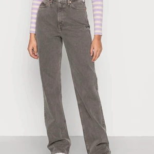 Jeans  - Säljer dessa super fina weekday jeans i modellen rowe i storlek 24 i midjan och 34 längd i benen💕