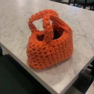 Virkade små väskor  - Hej! Jag gör såna här små virkade väskor i olika färger och modeller, kan göra efter önskemål om färg osv 🤩 frakt inkluderat i priset. kontakta mig för mer info!