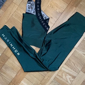 Grönt rönisch- set  - Mörk grönt (lite mer grön i verkligheten) rönisch set. Helt oanvänt. Topp S byxa xs! 