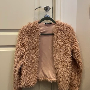 Rosa fluffig jacka  - Rosa fluffig jacka från Gina tricot. Storlek S, knappt använd. Köparen står för frakten!💗