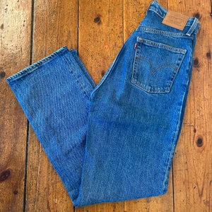 Levi’s Ribcage blue - Sparsamt använda. Vid fråga kan jag skicka över fler bilder, nypris 1349kr.  Storlek w25 l29.