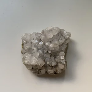 Kristallkluster - Ett litet kristallkluster. Vet tyvärr inte vilket typ av kristall det är. Super fint men har så många att det inte får plats. Skriv om du har några frågor eller vill ha fler bilder. Tryck inte på köp nu knappen!