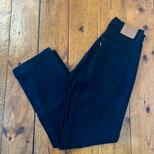 Levi’s Ribcage black  - Sparsamt använda. Vid fråga kan jag skicka över fler bilder, nypris 1349kr. Storlek w26 l29. 