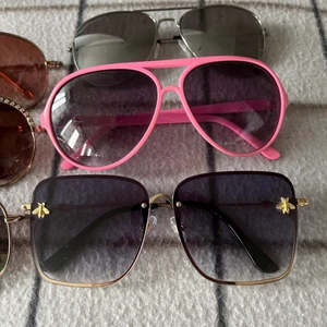 Solglasögon  - Jag säljer alla dessa jätte fina dock de paret som är på sista bilden har en liten spricka i sig men de e på sidan och syns inte så mycket det var svårt att ta bild på de paret kostar 10kr de med bina på sidan 20kr de andra 15kr