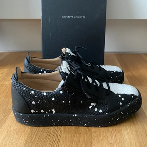 Giuseppe zanotti sneakers - Toppskick, 9.9/10 cond då jag endast använt dem 1 gång. Riktigt snygg sko men tyvärr får jag ont i foten då jag har problem med den, därav säljer. Låda ingår i köpet, kvitto finns vis farfetch. Nypris ~5500kr