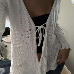 vit kofta - jättesöt vit kofta ifrån Dotted Blue. skön att ba slänga på sig, då den är väldigt luftig och skön. går även att knyta 🤗