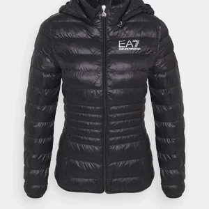 Ea7 jack - Denna jackan är perfekt för hösten nu när den är påväg, är i gott skick säljes på grund av att den inte kommer till nån användning. Den är i storlek S men funkar dock M också, dock utan luva vi kan komma överens att dela på frakten. 💗 Lånad bild!!! 