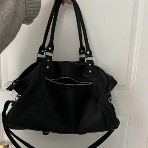 Väska - !!Lägger ut igen!! Köpt secondhand men otroligt bra skick, rymmer mycket och flera olika fack🤍 så fin. Frakt ingår INTE i buden