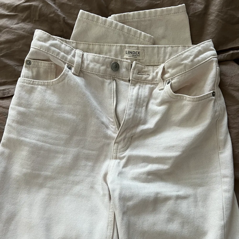 Sköna jeans i storlek 34, raka i modellen och skönt mjukare material🥰 som nya. Jeans & Byxor.