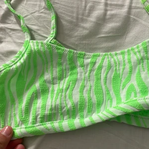 Bikiniiii - Älskar nej men jag älskar har bara förmånga , lappen är kvar och aldrig andvänd , det står 12-13 år men jag är xs-s och kan ha den 