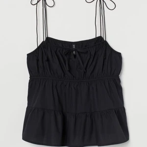 xs - Säljer min topp från hm i storlek xs. Köparen stå för frakten💞💞