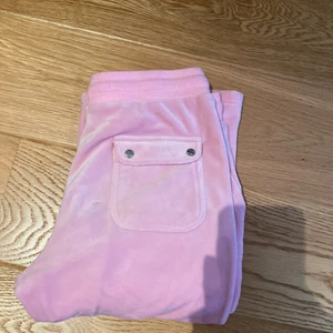 Juicy byxor - Intressekoll på mina juicy couture byxor, dom är i barn storlek men 100% äkta och köpta på Zalando. Jag har användt dom få gånger och därav säljer jag dom. Jag är 156 cm och skulle säga att dom passar dom som är 150-157 ungefär. Stretchiga! Pris diskutera