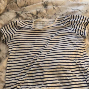 Randig tröja  - Hej! Säljer denna randiga tröjan använd max 5ggr ❤️